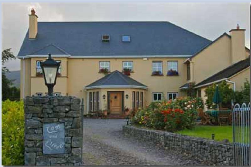 Tom & Eileen'S Farm Hotel Castlemaine Exterior photo