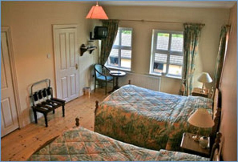 Tom & Eileen'S Farm Hotel Castlemaine Exterior photo